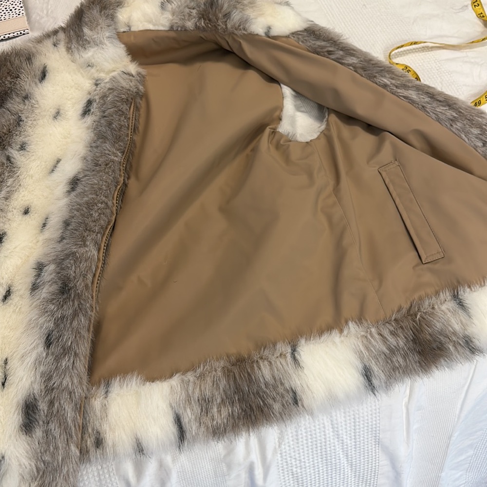 OLYMPIA LIMITED, INC FAUX FUR ACTIVE VEST L LARGE  REVERSABLE - Picture 8 of 9